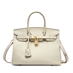 Bolsa Rafa em couro legítimo, média e versátil. Design clássico, elegante e funcional, pode ser usada na mão, no ombro ou como bolsa transversal.