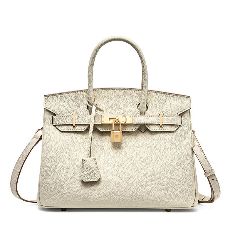 Bolsa Rafa em couro legítimo, média e versátil. Design clássico, elegante e funcional, pode ser usada na mão, no ombro ou como bolsa transversal.