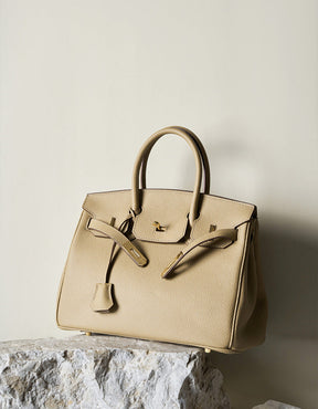 Bolsa Rafa em couro legítimo, média e versátil. Design clássico, elegante e funcional, pode ser usada na mão, no ombro ou como bolsa transversal.