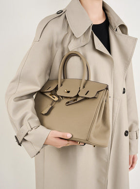 Bolsa Rafa em couro legítimo, média e versátil. Design clássico, elegante e funcional, pode ser usada na mão, no ombro ou como bolsa transversal.