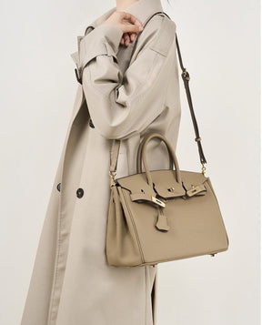 Bolsa Rafa em couro legítimo, média e versátil. Design clássico, elegante e funcional, pode ser usada na mão, no ombro ou como bolsa transversal.