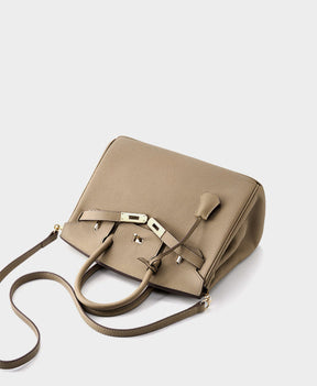 Bolsa Rafa em couro legítimo, média e versátil. Design clássico, elegante e funcional, pode ser usada na mão, no ombro ou como bolsa transversal.
