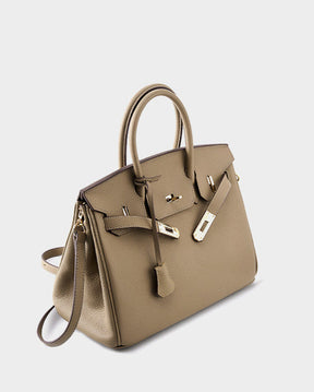 Bolsa Rafa em couro legítimo, média e versátil. Design clássico, elegante e funcional, pode ser usada na mão, no ombro ou como bolsa transversal.
