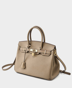 Bolsa Rafa em couro legítimo, média e versátil. Design clássico, elegante e funcional, pode ser usada na mão, no ombro ou como bolsa transversal.
