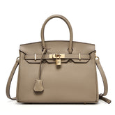 Bolsa Rafa em couro legítimo, média e versátil. Design clássico, elegante e funcional, pode ser usada na mão, no ombro ou como bolsa transversal.