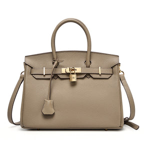 Bolsa Rafa em couro legítimo, média e versátil. Design clássico, elegante e funcional, pode ser usada na mão, no ombro ou como bolsa transversal.