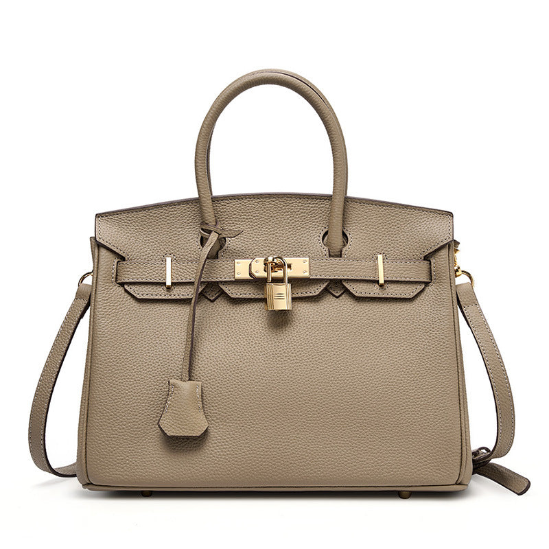 Bolsa Rafa em couro legítimo, média e versátil. Design clássico, elegante e funcional, pode ser usada na mão, no ombro ou como bolsa transversal.