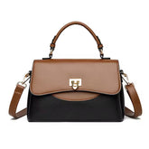 Bolsa Joana média, elegante e funcional. Design versátil com alças confortáveis e linhas suaves, ideal para o dia a dia ou eventos com estilo e praticidade.