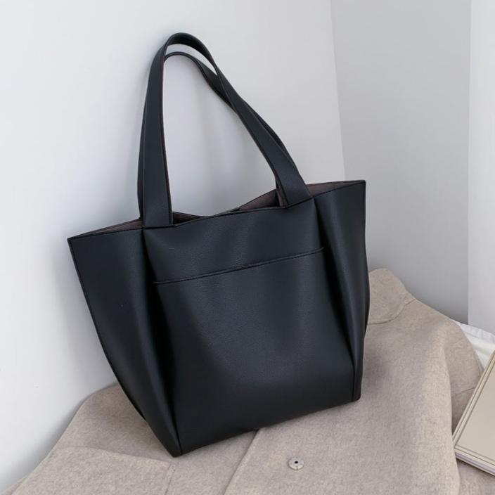 A Bolsa em Couro Marisa é a escolha perfeita para mulheres que procuram aliar estilo, praticidade e muito espaço. 
