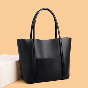 a Bolsa em Couro Letícia, uma peça que une elegância, praticidade e funcionalidade em um design sofisticado.