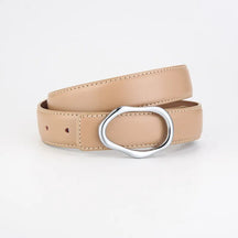 Cinto Eloá em couro legítimo com fivela metálica assimétrica. Sofisticado, durável e versátil, ideal para looks casuais ou formais com toque moderno.
