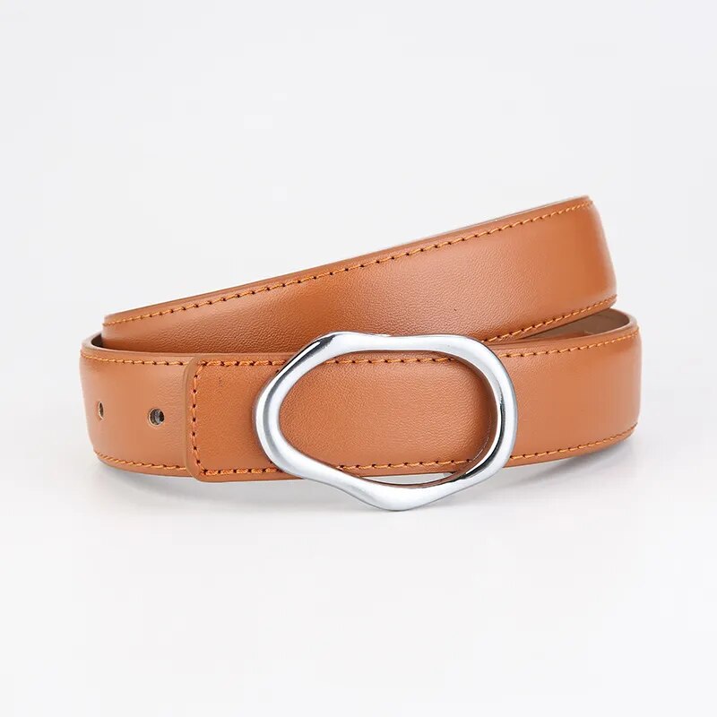 Cinto Eloá em couro legítimo com fivela metálica assimétrica. Sofisticado, durável e versátil, ideal para looks casuais ou formais com toque moderno.