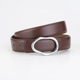 Cinto Eloá em couro legítimo com fivela metálica assimétrica. Sofisticado, durável e versátil, ideal para looks casuais ou formais com toque moderno.