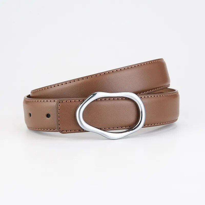 Cinto Eloá em couro legítimo com fivela metálica assimétrica. Sofisticado, durável e versátil, ideal para looks casuais ou formais com toque moderno.