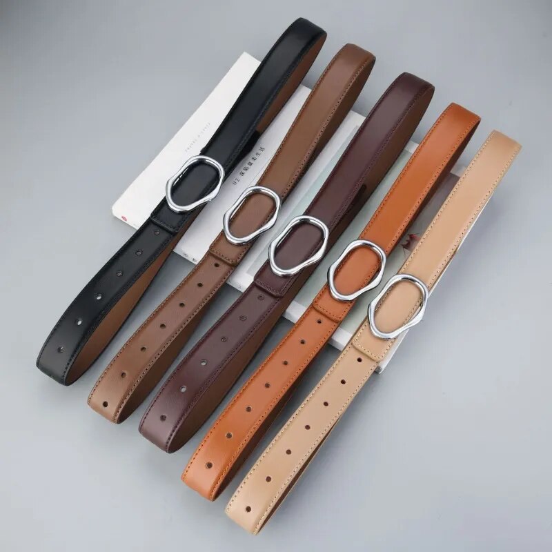 Cinto Eloá em couro legítimo com fivela metálica assimétrica. Sofisticado, durável e versátil, ideal para looks casuais ou formais com toque moderno.