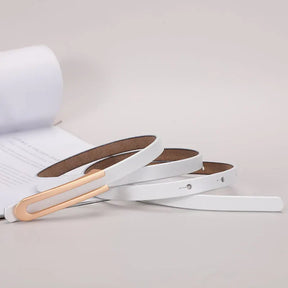 Cinto Isabele em couro legítimo, 1 cm de largura. Design minimalista e elegante, ideal para marcar a cintura com sofisticação e toque moderno no visual.