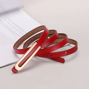 Cinto Isabele em couro legítimo, 1 cm de largura. Design minimalista e elegante, ideal para marcar a cintura com sofisticação e toque moderno no visual.