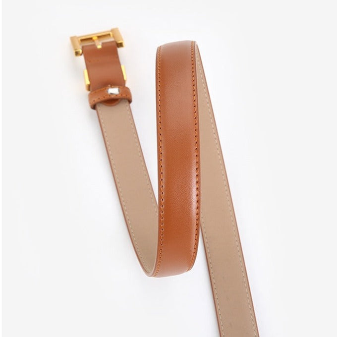 Cinto Ísis em couro legítimo com fivela dourada. Elegante, durável e versátil, ideal para looks casuais ou formais. Disponível em diversas cores.