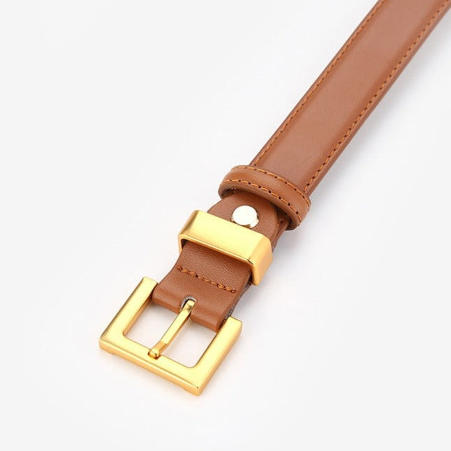 Cinto Ísis em couro legítimo com fivela dourada. Elegante, durável e versátil, ideal para looks casuais ou formais. Disponível em diversas cores.