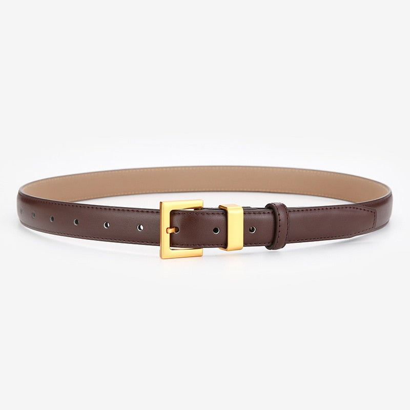 Cinto Ísis em couro legítimo com fivela dourada. Elegante, durável e versátil, ideal para looks casuais ou formais. Disponível em diversas cores.