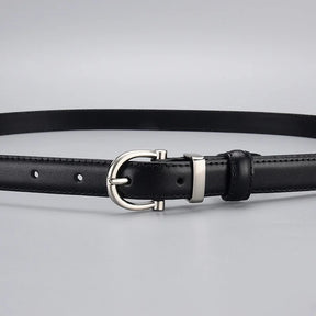 Cinto Ívina em couro legítimo com fivela prateada. Elegante, durável e versátil, com acabamento refinado e ideal para looks casuais ou formais.