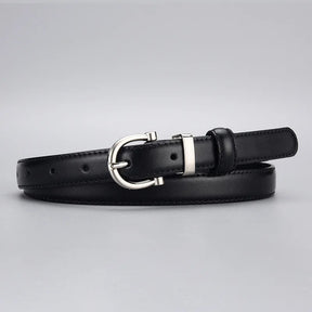 Cinto Ívina em couro legítimo com fivela prateada. Elegante, durável e versátil, com acabamento refinado e ideal para looks casuais ou formais.