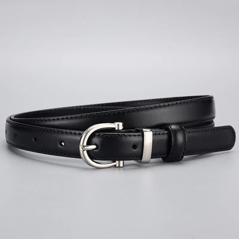 Cinto Ívina em couro legítimo com fivela prateada. Elegante, durável e versátil, com acabamento refinado e ideal para looks casuais ou formais.