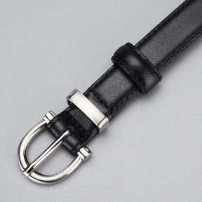 Cinto Ívina em couro legítimo com fivela prateada. Elegante, durável e versátil, com acabamento refinado e ideal para looks casuais ou formais.