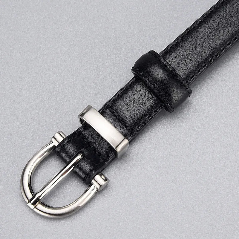 Cinto Ívina em couro legítimo com fivela prateada. Elegante, durável e versátil, com acabamento refinado e ideal para looks casuais ou formais.