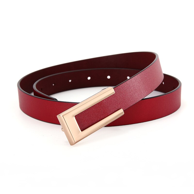 Cinto Jéssica em couro legítimo com fivela dourada. Elegante, durável e versátil, é ideal para looks casuais ou formais com toque sofisticado.