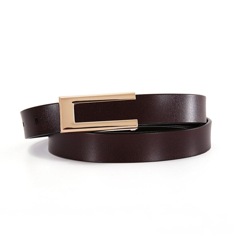Cinto Jéssica em couro legítimo com fivela dourada. Elegante, durável e versátil, é ideal para looks casuais ou formais com toque sofisticado.