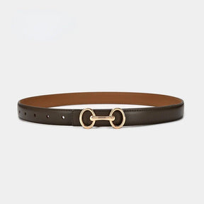 Cinto Júlia em couro legítimo com alto relevo e costura refinada. Elegante e versátil, 2,3 cm de largura, ideal para looks casuais ou formais com charme.