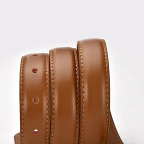 Cinto Júlia em couro legítimo com alto relevo e costura refinada. Elegante e versátil, 2,3 cm de largura, ideal para looks casuais ou formais com charme.