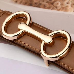 Cinto Júlia em couro legítimo com alto relevo e costura refinada. Elegante e versátil, 2,3 cm de largura, ideal para looks casuais ou formais com charme.