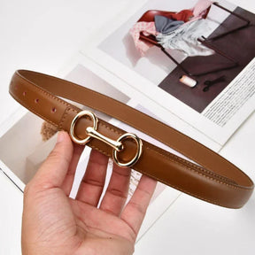 Cinto Júlia em couro legítimo com alto relevo e costura refinada. Elegante e versátil, 2,3 cm de largura, ideal para looks casuais ou formais com charme.