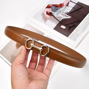 Cinto Júlia em couro legítimo com alto relevo e costura refinada. Elegante e versátil, 2,3 cm de largura, ideal para looks casuais ou formais com charme.