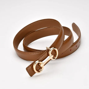 Cinto Júlia em couro legítimo com alto relevo e costura refinada. Elegante e versátil, 2,3 cm de largura, ideal para looks casuais ou formais com charme.