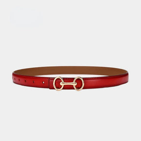 Cinto Júlia em couro legítimo com alto relevo e costura refinada. Elegante e versátil, 2,3 cm de largura, ideal para looks casuais ou formais com charme.