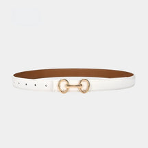 Cinto Júlia em couro legítimo com alto relevo e costura refinada. Elegante e versátil, 2,3 cm de largura, ideal para looks casuais ou formais com charme.