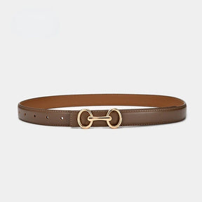 Cinto Júlia em couro legítimo com alto relevo e costura refinada. Elegante e versátil, 2,3 cm de largura, ideal para looks casuais ou formais com charme.