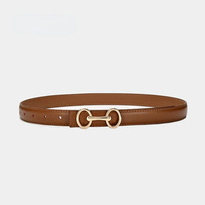 Cinto Júlia em couro legítimo com alto relevo e costura refinada. Elegante e versátil, 2,3 cm de largura, ideal para looks casuais ou formais com charme.