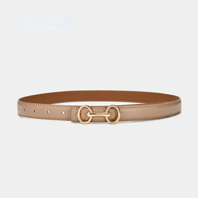 Cinto Júlia em couro legítimo com alto relevo e costura refinada. Elegante e versátil, 2,3 cm de largura, ideal para looks casuais ou formais com charme.