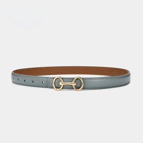 Cinto Júlia em couro legítimo com alto relevo e costura refinada. Elegante e versátil, 2,3 cm de largura, ideal para looks casuais ou formais com charme.