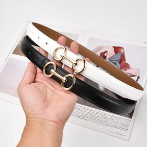 Cinto Júlia em couro legítimo com alto relevo e costura refinada. Elegante e versátil, 2,3 cm de largura, ideal para looks casuais ou formais com charme.