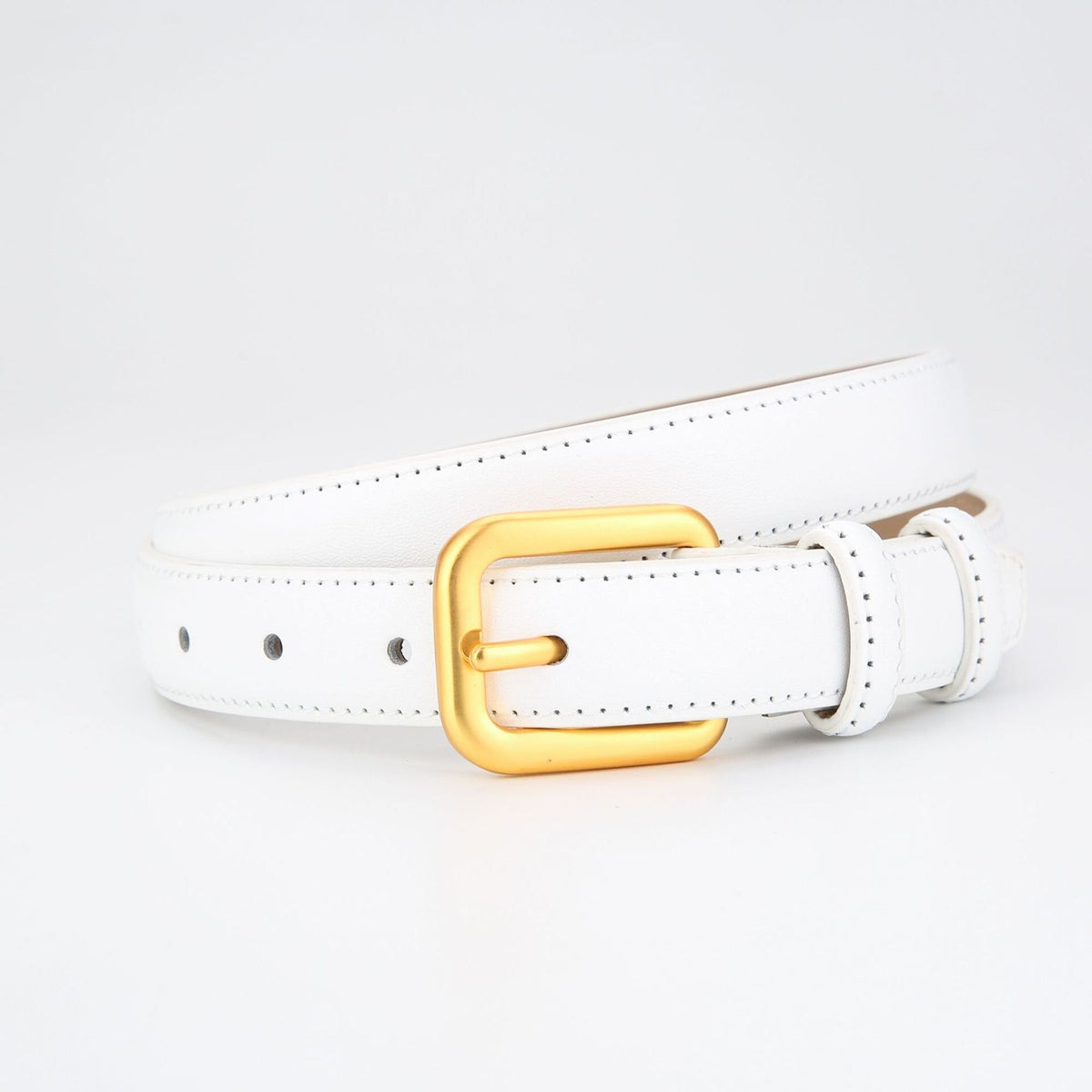 Cinto Letícia em couro legítimo, elegante e versátil. Ideal para jeans, alfaiataria ou vestidos, trazendo sofisticação e estilo a qualquer ocasião.