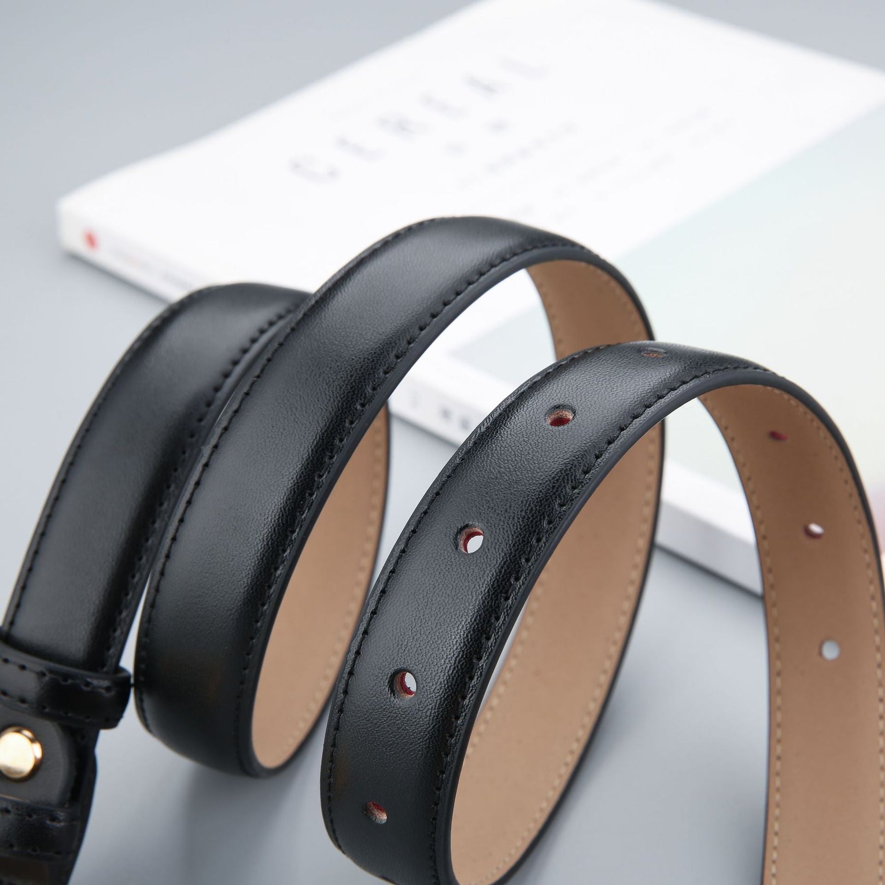 Cinto Letícia em couro legítimo, elegante e versátil. Ideal para jeans, alfaiataria ou vestidos, trazendo sofisticação e estilo a qualquer ocasião.