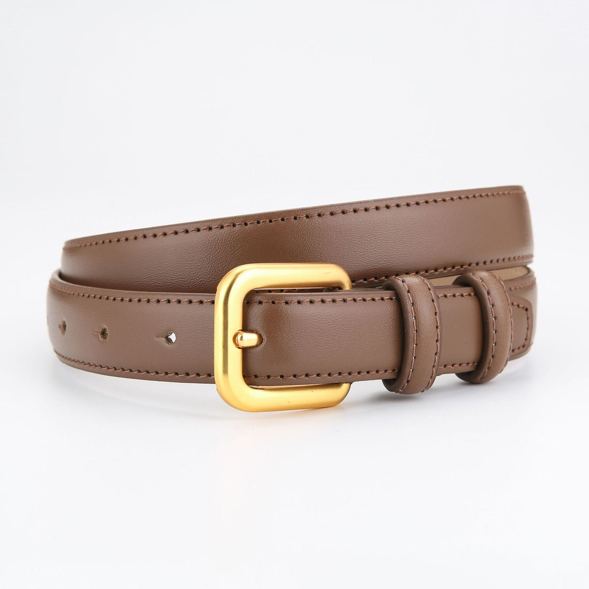 Cinto Letícia em couro legítimo, elegante e versátil. Ideal para jeans, alfaiataria ou vestidos, trazendo sofisticação e estilo a qualquer ocasião.