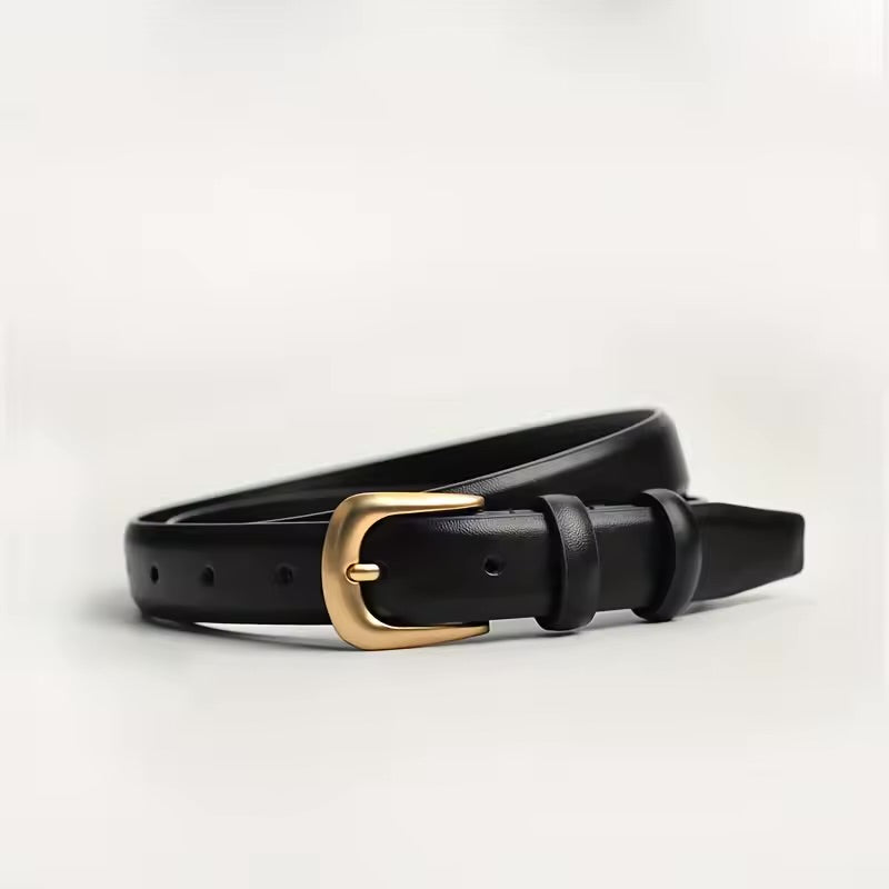 Cinto Mary em couro legítimo com fivela dourada. Sofisticado e versátil, tem acabamento em alto relevo e é ideal para looks casuais ou formais.
