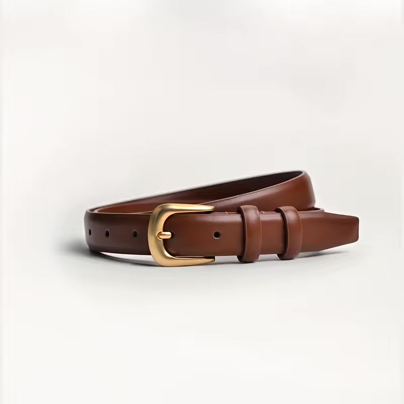 Cinto Mary em couro legítimo com fivela dourada. Sofisticado e versátil, tem acabamento em alto relevo e é ideal para looks casuais ou formais.