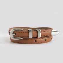 Cinto Mila em couro legítimo, fino e elegante. Design minimalista com fivela prateada em alloy, ideal para looks casuais ou formais com toque sofisticado.